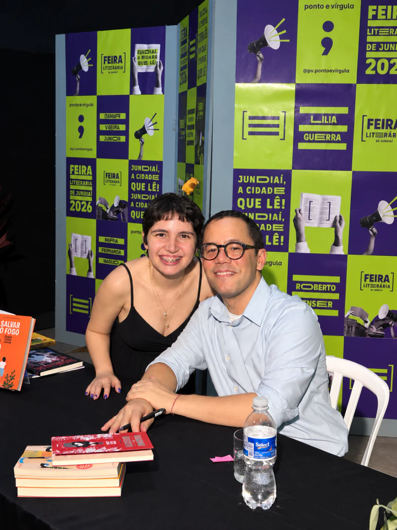 Luana ao lado do autor na sessão de autógrafos da Feira Literária de Jundiaí